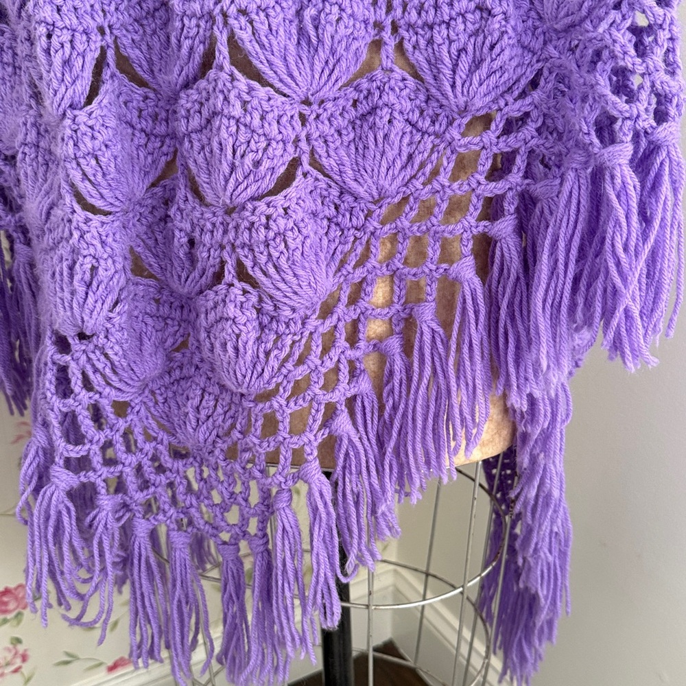 Vintage Handmade Lavender Crochet Fan Pattern Wrap with Fringe - Picture 3 of 11